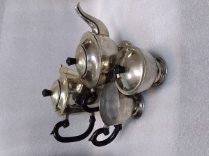 Сервиз чайно -кофейный ,металл 4 предмета цена 4500 руб.