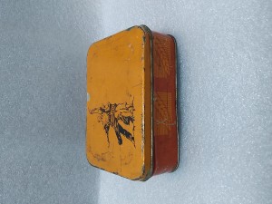 Жестяная банка ,, Рабочий  и колхозница,, СССР 1950 год . Цена 350 руб.