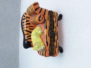 Шкатулка фарфоровая ,, Спящий кот,, цена 2300 руб .