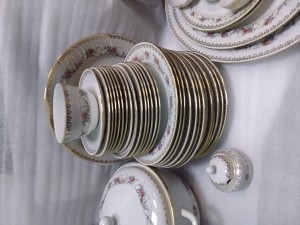 Столовый сервиз Чехословакия 1980 годы . 42 предмета . Цена 25000 руб.