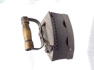 Утюг чугун , жаровый , первая половина 20 века . Цена 1400 руб.