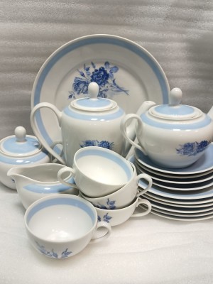 Чайный сервиз ГДР , фарфор , 28 предметов . Цена 8800 руб.