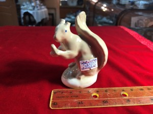 Арт 540-16 Статуэтка фарфоровая белочка, скол. год 350 рублей.